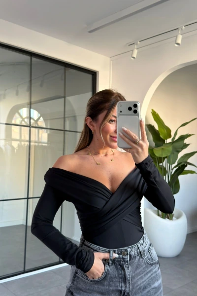 SİYAH DEKOLTE DETAY BODYSUİT