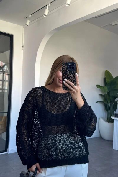 SİYAH DELİKLİ TRİKO