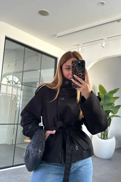 SİYAH DİK YAKA DÜĞMELİ KISA TRENÇKOT