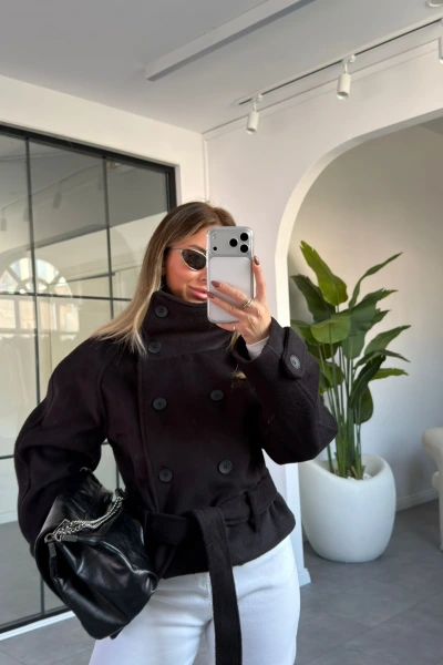 SİYAH DİK YAKA KUŞAKLI KAŞE KABAN