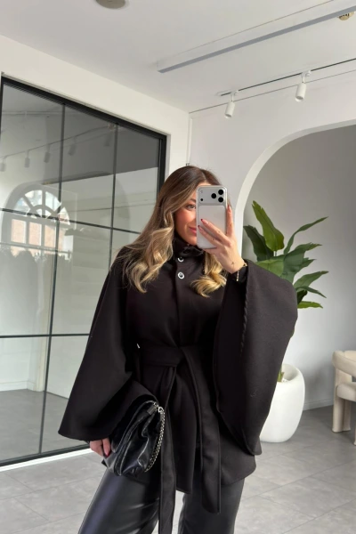 SİYAH DİK YAKA KUŞAKLI PANÇO