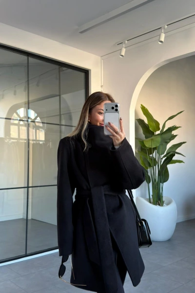 SİYAH DİK YAKA UZUN KUŞAKLI KAŞE KABAN