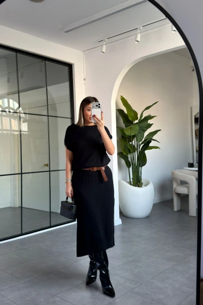 SİYAH DİLVİN ASİMETRİK YAKA KEMERLİ TRİKO ELBİSE