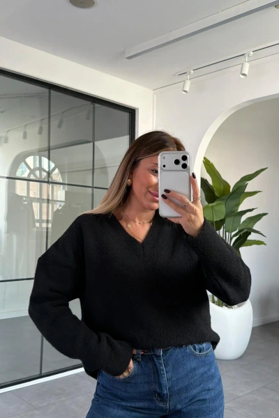 SİYAH DİLVİN V YAKA YUMUŞAK DOKULU KAZAK