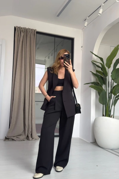 SİYAH DÖRT DÜĞMELİ YELEKLİ TAKIM