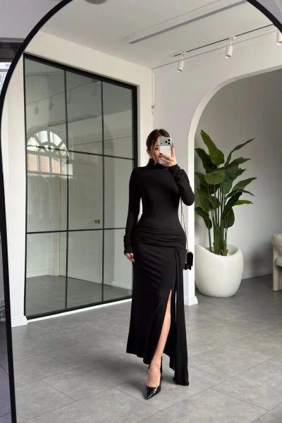 SİYAH DRAPE DETAY YIRTMAÇLI ELBİSE