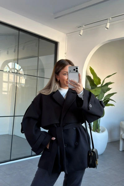 SİYAH DÜĞMELİ MANŞET DETAY KUŞAKLI KAŞE KABAN