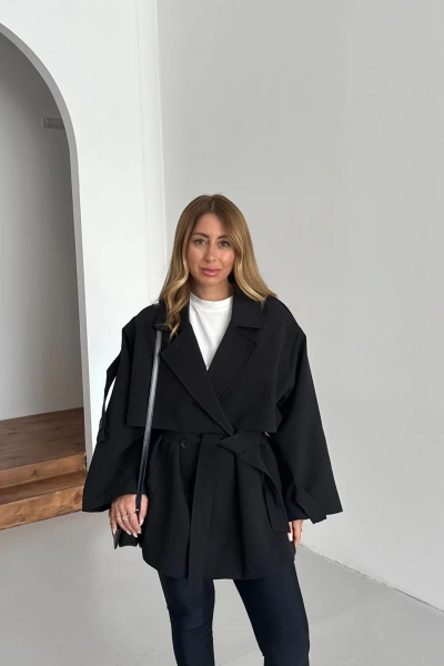 SİYAH DÜĞMELİ MANŞET DETAY KUŞAKLI KISA TRENÇKOT