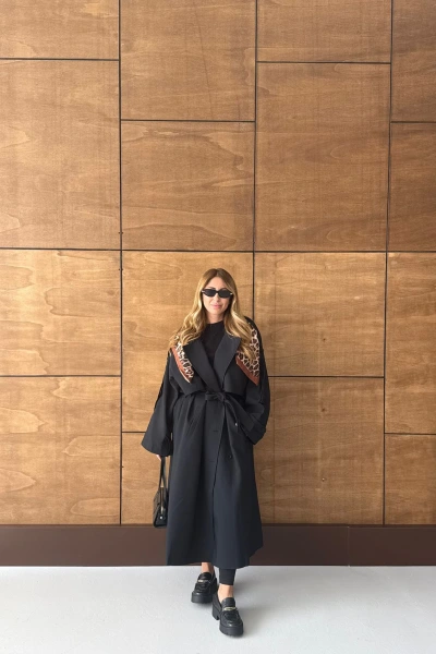 SİYAH DÜĞMELİ MANŞET DETAY KUŞAKLI TRENÇKOT