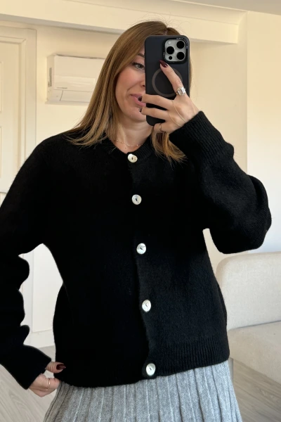 Siyah Düğmeli Yumoş Hırka