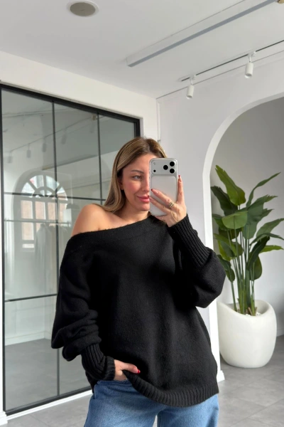 SİYAH DÜŞÜK OMUZ KAZAK