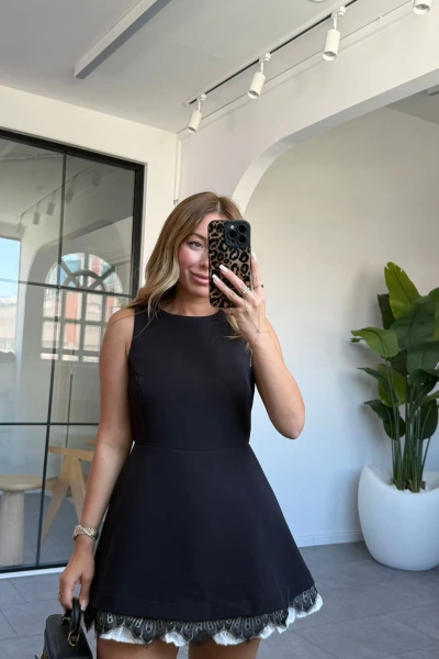 SİYAH ETEK UCU DANTEL DETAY MİNİ ELBİSE