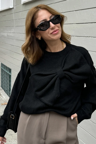 Siyah Fiyonk Detay Yumoş Kazak