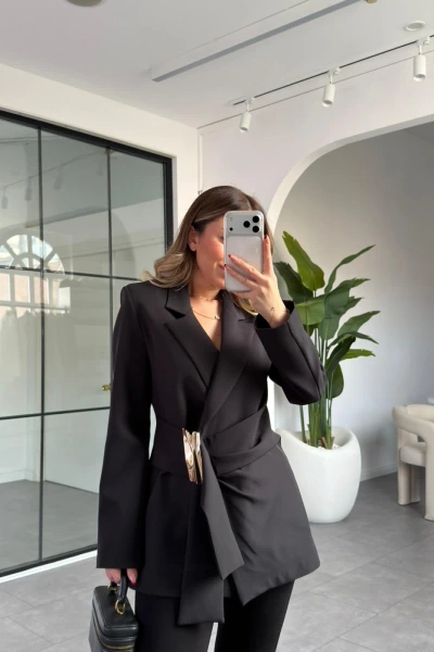 SİYAH GOLD AKSESUAR DETAY BAĞLAMALI BLAZER CEKET