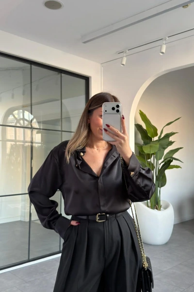 SİYAH GOLD DÜĞME DETAY SATEN GÖMLEK