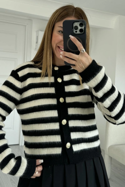 Siyah Kalın Çizgili Bisiklet Yaka Düğmeli Hırka