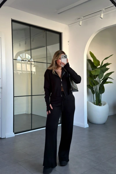 SİYAH KAPÜŞONLU PARMAK GEÇİRMELİ TRİKO TAKIM