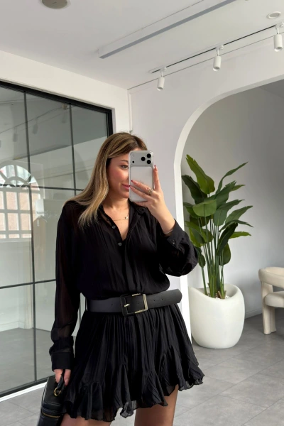 SİYAH KEMERLİ PİLİSELİ ŞİFON ELBİSE