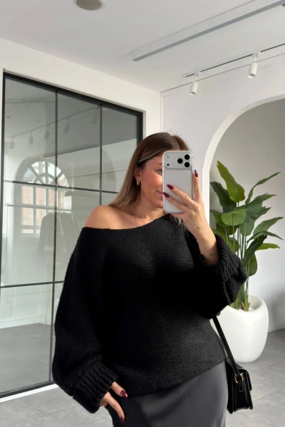 SİYAH KOLLARI KATLAMALI SALAŞ TRİKO KAZAK