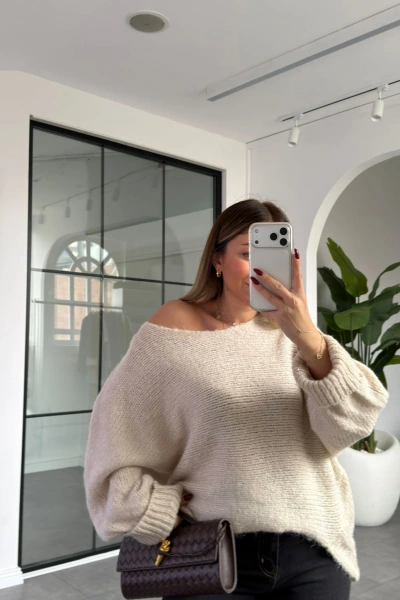 SİYAH KOLLARI KATLAMALI SALAŞ TRİKO KAZAK