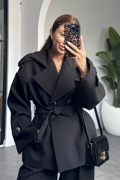 SİYAH KRUVAZE YAKA KUŞAKLI KISA TRENÇKOT