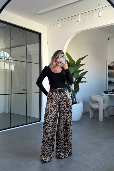 SİYAH LEOPAR DESEN KEMERLİ SATEN PANTOLON