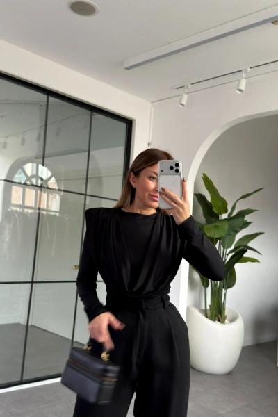 SİYAH OMUZ VATKALI BLUZ