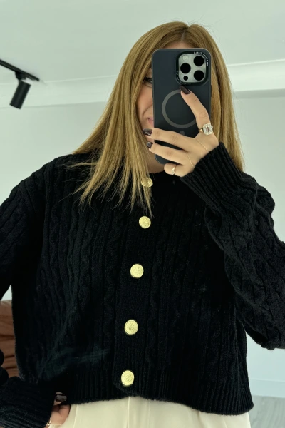 Siyah Örgü Model Gold Düğmeli Yumoş Hırka