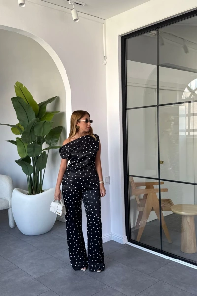 SİYAH PUANTİYELİ DÜŞÜK OMUZ SATEN TAKIM