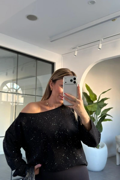 SİYAH PUL DETAY KAYIK YAKA KAZAK