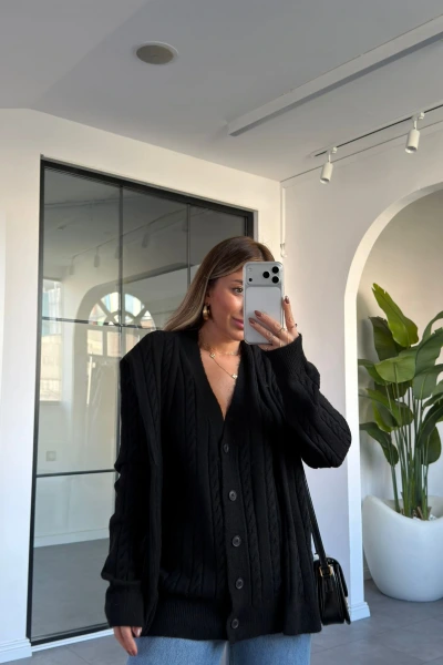 SİYAH ŞAL DETAYLI HIRKA