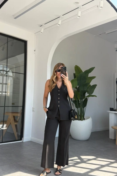 SİYAH SIRT DEKOLTELİ TAKIM