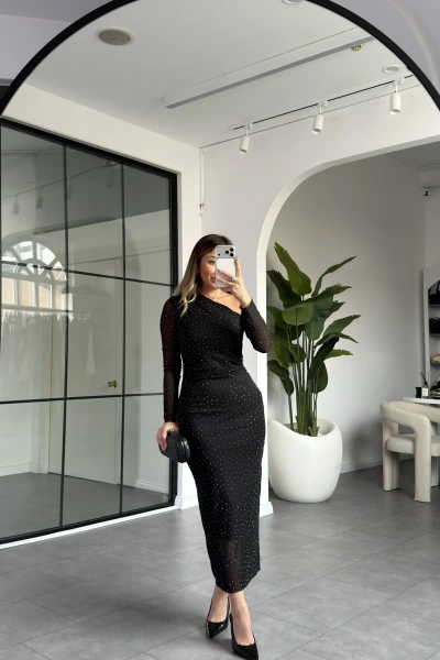 SİYAH TAŞ DETAY TEK OMUZ ELBİSE