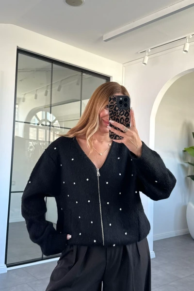 SİYAH TAŞ DETAYLI FERMUARLI HIRKA