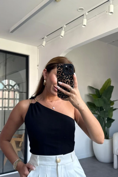 SİYAH TEK OMUZ GOLD AKSESUARLI BLUZ