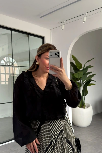 SİYAH V YAKA FIRFIRLI BLUZ