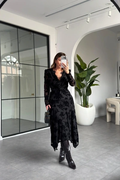 SİYAH V YAKA FLOK BASKI ELBİSE