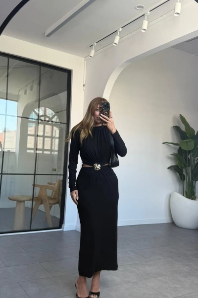 SİYAH VATKA OMUZLU BRONŞ DETAY ELBİSE