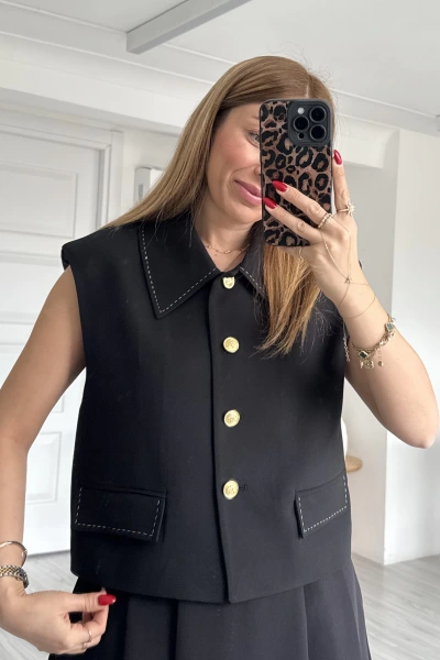Siyah Vatkalı Dikiş Detaylı Yelek