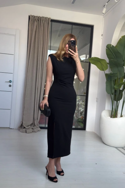 SİYAH VATKALI YIRTMAÇLI ELBİSE