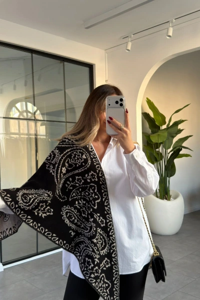 SİYAH BEYAZ YUMUŞAK DOKULU ÜÇGEN ŞAL