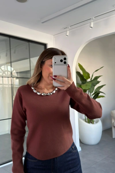 SİYAH YAKASI BONCUK DETAY KAZAK