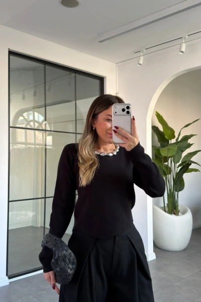 SİYAH YAKASI BONCUK DETAY KAZAK