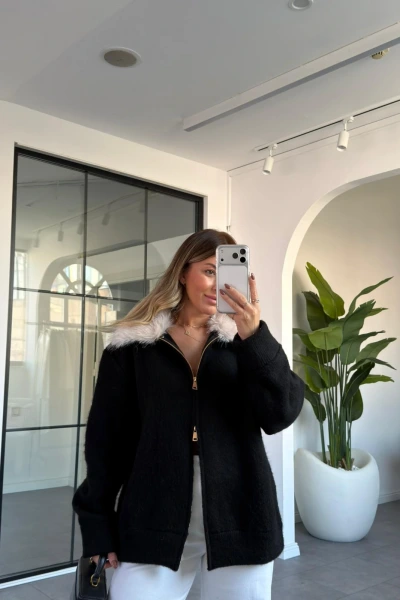 SİYAH YAKASI KÜRK DETAYLI HIRKA