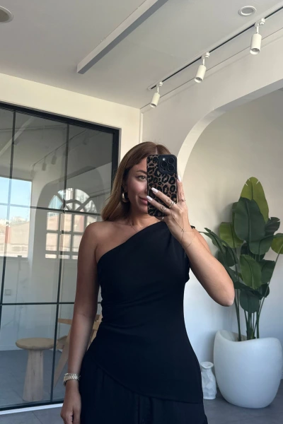 SİYAH YANI BÜZGÜLÜ TEK OMUZ BLUZ