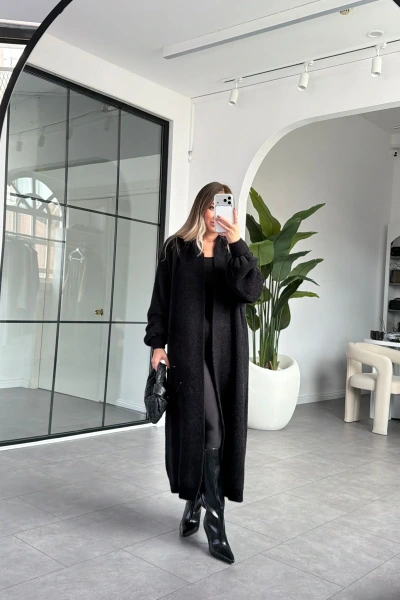 SİYAH YUMUŞACIK DOKULU UZUN HIRKA