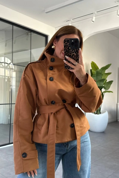 TABA DİK YAKA DÜĞMELİ KISA TRENÇKOT