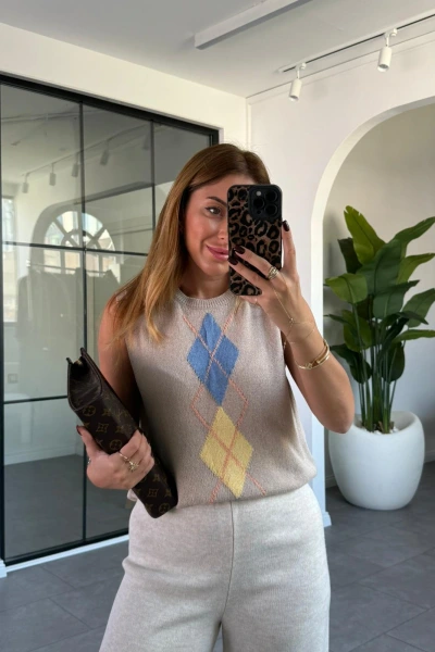 TAŞ BAKLAVA DESEN KOLSUZ KAZAK