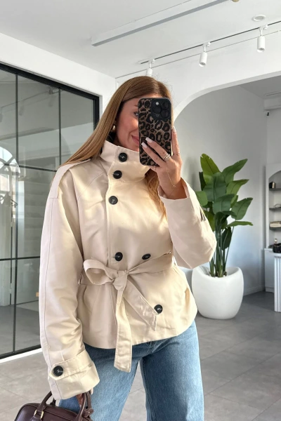 TAŞ DİK YAKA DÜĞMELİ KISA TRENÇKOT