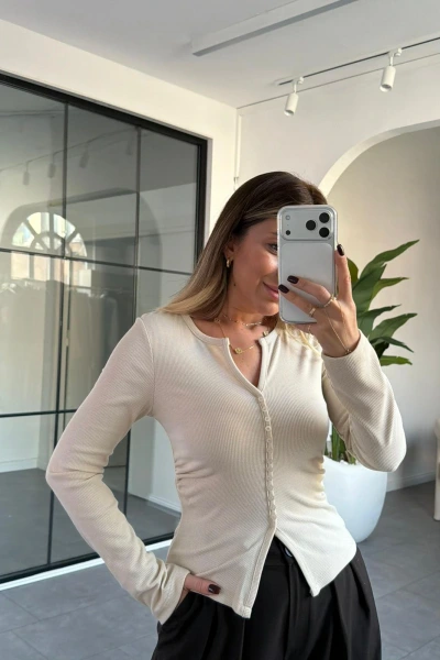 TAŞ DİLVİN DÜĞME DETAYLI BLUZ